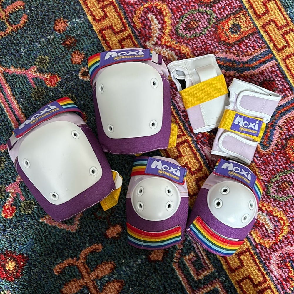 Moxi Skate Pads set lavender and rainbow size S/M